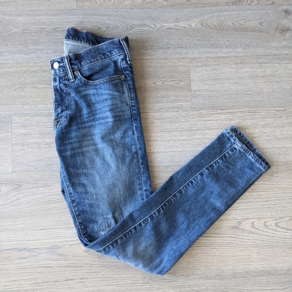 Abercrombie & Fitch / DISTRESSED SKINNY JEANS / SIZE 28